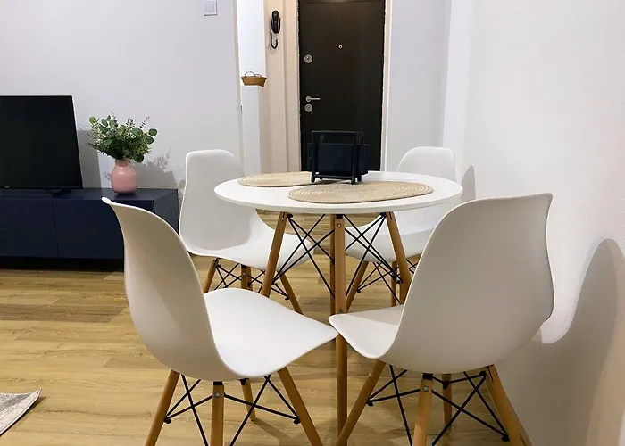 Cozy North Railway St - 4 Min Walk Apartment *